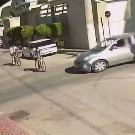 Παραλίγο τραγωδία στο Κορωπί: Ανήλικος ποδηλάτης συγκρούστηκε με ποδήλατο – Βίντεο ντοκουμέντο