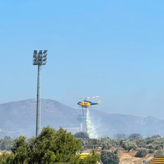 Φωτιά τώρα στα Σπάτα - «Μεγάλο μέτωπο, οι άνεμοι δεν βοηθούν», λέει ο δήμαρχος Σπάτων στο Newsbomb