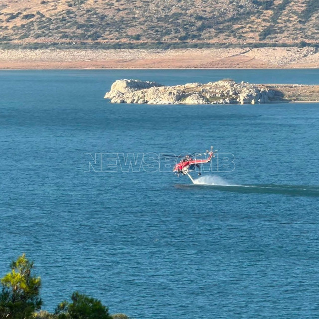Φωτιά στο Ακραίφνιο Βοιωτίας: Εντυπωσιακό βίντεο από τον ανεφοδιασμό ελικοπτέρων στην Υλίκη