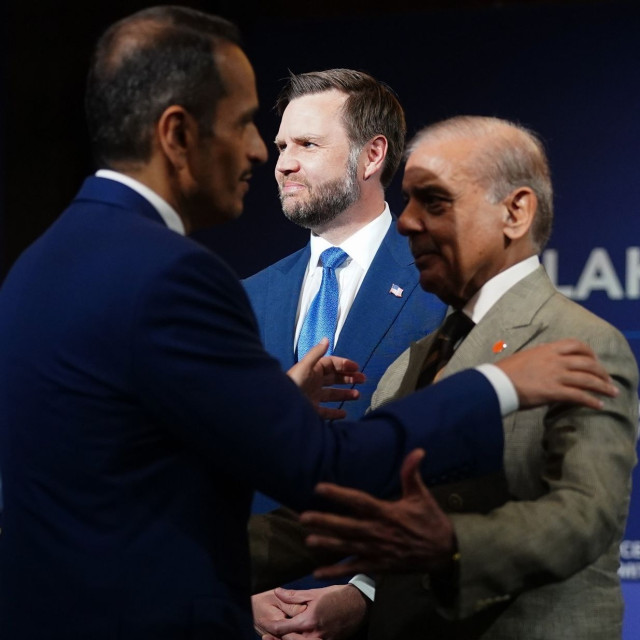 Σνόμπαρε ο πρωθυπουργός του Κατάρ τον Βανς; - Τι απαντά ο Αλ Θάνι για το βίντεο που έχει γίνει viral