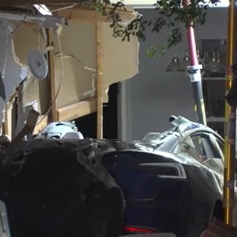 Βίντεο με Tesla να πέφτει πάνω σε σπίτι στο Τέξας, σκοτώνοντας 76χρονη