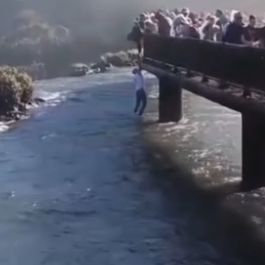 Βραζιλία: Τουρίστας ρίσκαρε τη ζωή του στους καταρράκτες για να σώσει το κινητό του - Βίντεο
