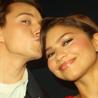 Η τρυφερή φωτογραφία της Zendaya με τον Tom Holland να την φιλά στη Ρώμη
