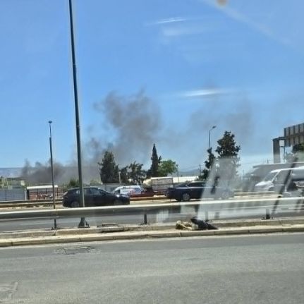 Φωτιά τώρα σε εργοστάσιο στο Αιγάλεω - Στο σημείο ισχυρές δυνάμεις της Πυροσβεστικής