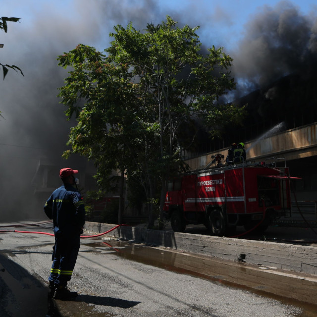 Φωτιά σε εργοστάσιο στο Αιγάλεω: Κατέρρευσε τμήμα της οροφής