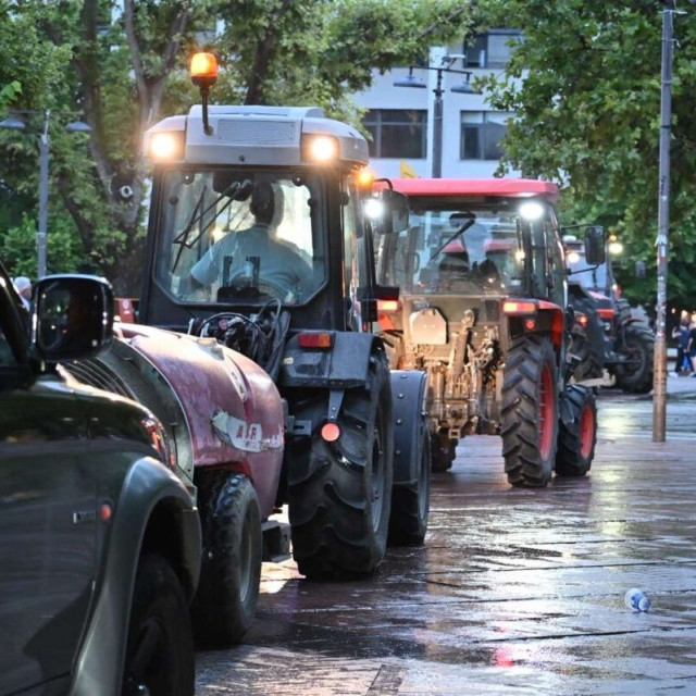 Λάρισα: Συλλαλητήριο αγροτών με τρακτέρ στο κέντρο της πόλης