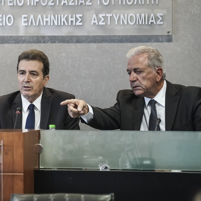 Το Μαξίμου υπερασπίζεται τον Αβραμόπουλο, αλλά τον «αδειάζει» για τις αιχμές κατά Χρυσοχοΐδη