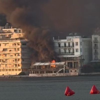 Φωτιά τώρα σε εγκαταλελειμμένο ξενοδοχείο στο Λουτράκι - Απομακρύνθηκαν πολίτες από πολυκατοικίες