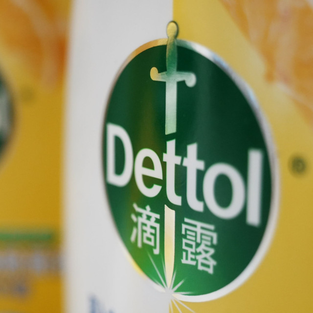 Σάλος στην Κίνα: Η Dettol κυκλοφόρησε διαφήμιση απολυμαντικού για τις «βρώμικες γυναίκες»