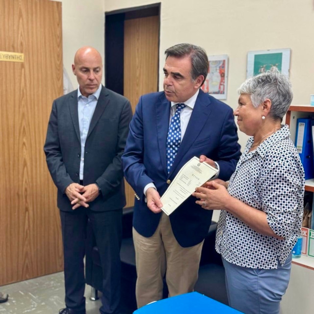 Το πτυχίο του Βαγγέλη Γιακουμάκη παρέλαβε ο Μαργαρίτης Σχοινάς σε μία συμβολική εκδήλωση