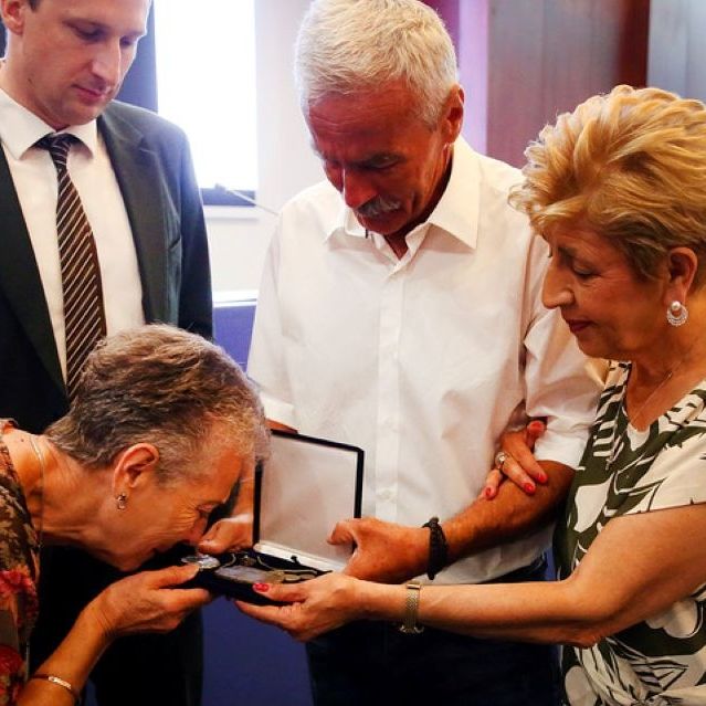 Ρολόγια,κέρματα και μια καρφίτσα κρατουμένων των γερμανικών SS επέστρεψαν στην Ελλάδα 82 χρόνια μετά