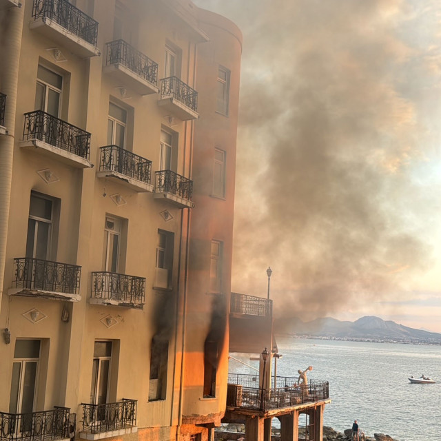 Πυροσβεστική: Υπό έλεγχο η πυρκαγιά σε εγκαταλελειμμένο ξενοδοχείο στο Λουτράκι