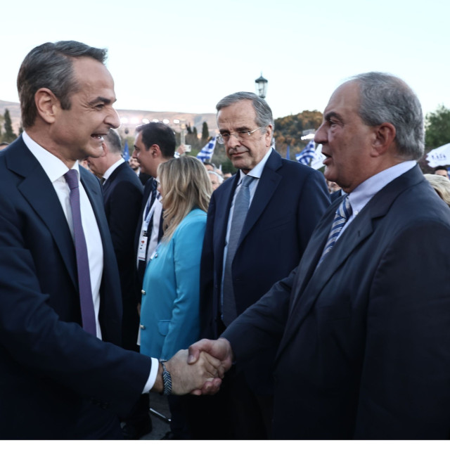 Ο Μητσοτάκης αγκαλιάζει τον Καραμανλή και «δείχνει» Τσίπρα ως βασικό αντίπαλο