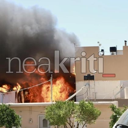 Μεγάλη φωτιά σε αποθήκη ξυλείας στο Ηράκλειο, καίγονται σπίτια – 112 για καπνούς
