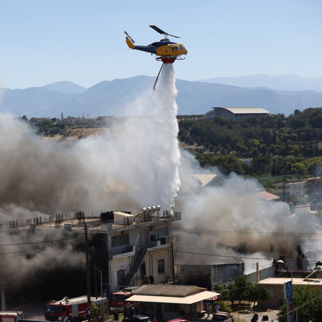 Φωτιά στο Ηράκλειο: Κάηκαν σπίτια και επιχειρήσεις – Ρίψεις από ελικόπτερο ανάμεσα σε σπίτια