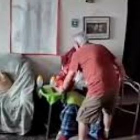 Σεισμός στη Bενεζουέλα: Συγκινεί το viral βίντεο με το ζευγάρι ηλικιωμένων- «Αγάπη μου μη φύγεις...»