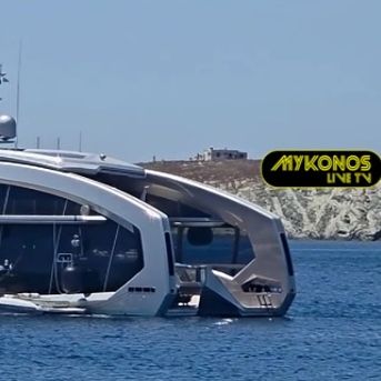 Στη Μύκονο το υπερπολυτελές καταμαράν των 46 εκατ. ευρώ που μαγνητίζει τα βλέμματα