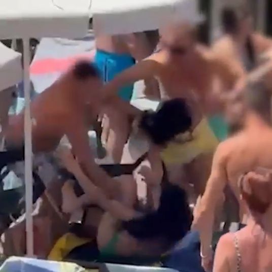 Μάχη για την ξαπλώστρα στην Ισπανία: Γρονθοκόπησε 13χρονη στο πρόσωπο επειδή του πήρε τη θέση