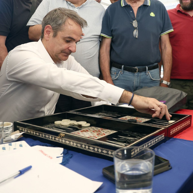 Ο Μητσοτάκης, το τάβλι και τα «μπάνια του λαού»