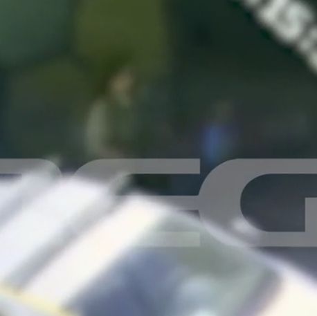 Βίντεο που προκαλεί οργή: Μητέρα χαστουκίζει το παιδί της δυνατά και πέφτει στο οδόστρωμα