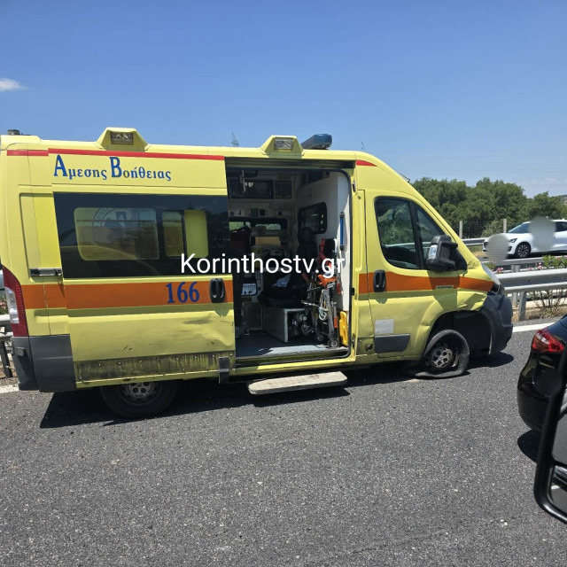 Σοβαρό τροχαίο στην Κορίνθου - Τριπόλεως: Καραμπόλα 4 οχημάτων και ασθενοφόρου