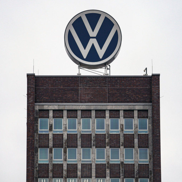 «Σεισμός» στη Volkswagen: Ψαλιδίζει έως και 100.000 θέσεις εργασίας και κλείνει εργοστάσια
