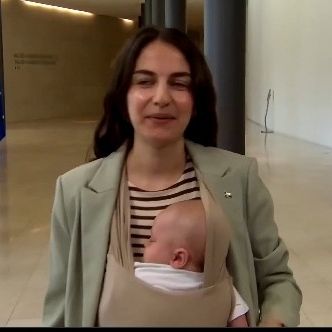 Με το μωρό στην αγκαλιά η Σουηδή υπουργός στη συνάντηση της ΕΕ για το κλίμα