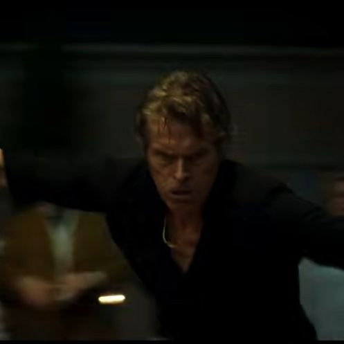 Ο Γιώργος Μαργαρίτης τραγουδά και ο Γουίλεμ Νταφόε χορεύει βαρύ ζεϊμπέκικο ως άλλος Ωνάσης