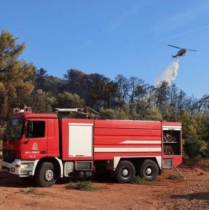 Φωτιά στην Πελασγία : Μεγάλη κινητοποίηση της Πυροσβεστικής με επίγεια και εναέρια μέσα
