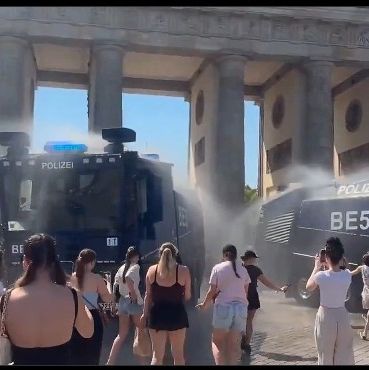 Βερολίνο: Η αστυνομία δροσίζει με κανόνια νερού τα πλήθη που «λιώνουν» από τη ζέστη