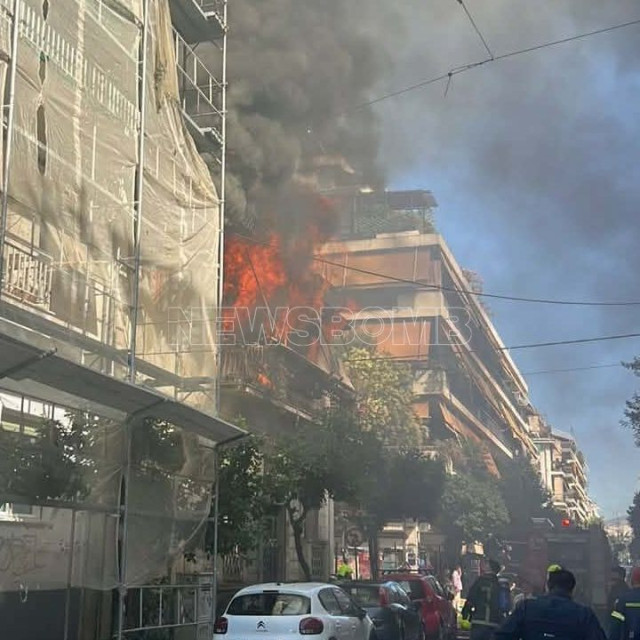 Καλλιθέα: Φωτιά σε διώροφη κατοικία - Σε εξέλιξη μεγάλη επιχείρηση της Πυροσβεστικής
