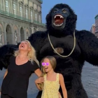 Η Μενεγάκη συνάντησε τον «King Kong» στην Ιταλία: Στιγμές ευτυχίας με τον Ματέο και την κόρη τους