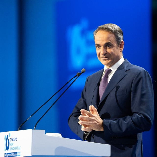 Γαλάζια εξόρμηση σε όλη την Ελλάδα: Λιγότερα γραφεία, περισσότερος δρόμος