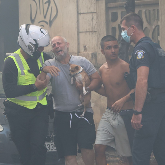 Καλλιθέα: Ο ένας ένοικος πρόλαβε και βγήκε, η σύζυγός του πήδηξε από το μπαλκόνι και την έπιασαν