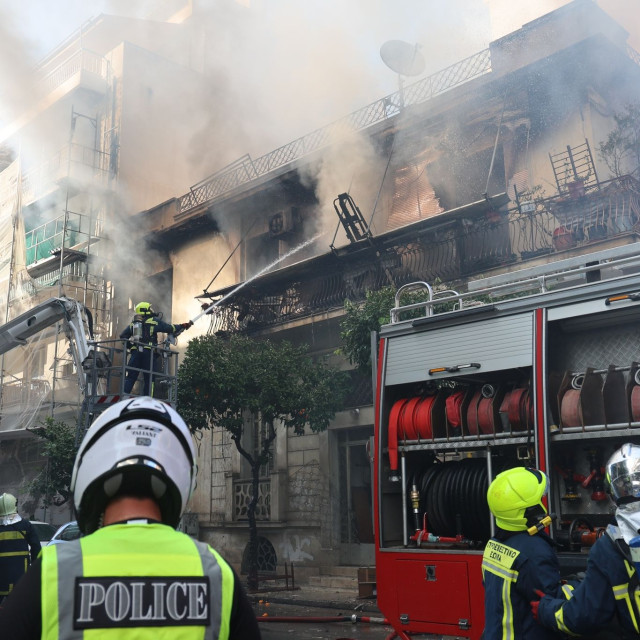 Καλλιθέα: Η συγκλονιστική στιγμή που η ένοικος του φλεγόμενου σπιτιού πηδά από το μπαλκόνι