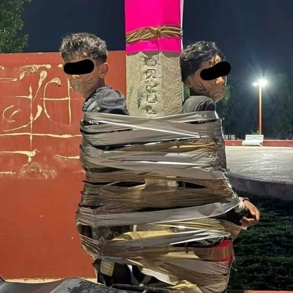 Το Μεξικό απέκτησε τον δικό του «Μπάτμαν»: Άνδρας καταδιώκει και «δένει» κλέφτες μηχανών σε στύλους