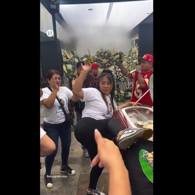 Παράξενος αποχαιρετισμός: «Twerking» της χήρας πάνω από το φέρετρο - Το viral βίντεο