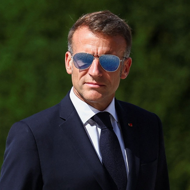 Μακρόν: Εμφανίστηκε πάλι με γυαλιά Aviator α λα «Top Gun»