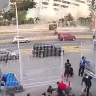 Σεισμοί στη Βενεζουέλα: Η στιγμή που καταρρέει κτήριο ενώ έντρομοι κάτοικοι τρέχουν να σωθούν