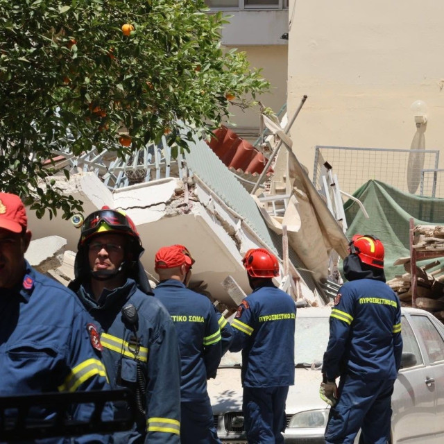 Κατάρρευση πολυκατοικίας στα Κάτω Πετράλωνα: Η ανακοίνωση της Πυροσβεστικής