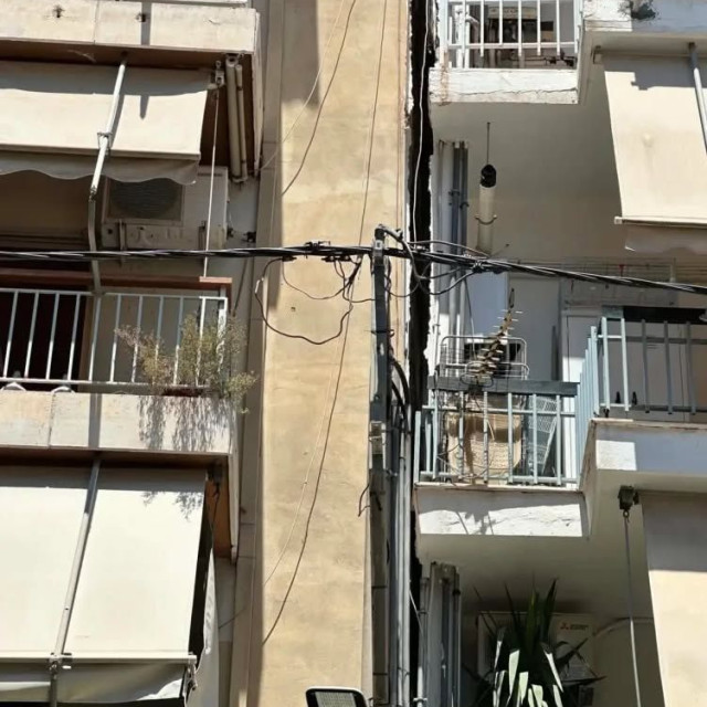 Πετράλωνα: Φωτογραφία-ντοκουμέντο - Η πολυκατοικία είχε ξεκινήσει να παίρνει κλίση την προηγούμενη