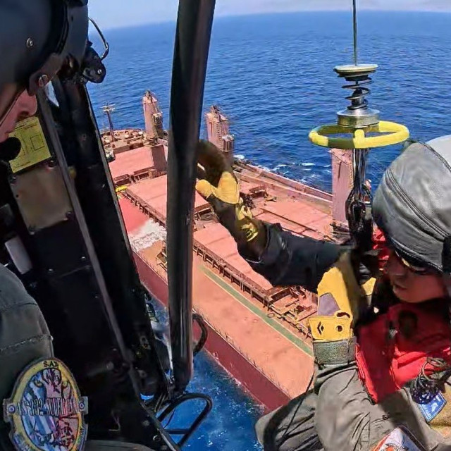 Αεροδιακομιδή ασθενους από πλοιο με ελικόπτερο Super Puma - Βίντεο