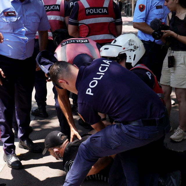 Αλβανία: Βίαιες συγκρούσεις αστυνομίας – διαδηλωτών – Τέσσερις τραυματίες