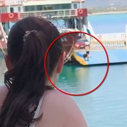 Ελαφόνησος: Πλοίο μπήκε στο λιμάνι με ανοιχτό καταπέλτη - Επιβιβάστηκε κολυμβητής από θαλάσσης