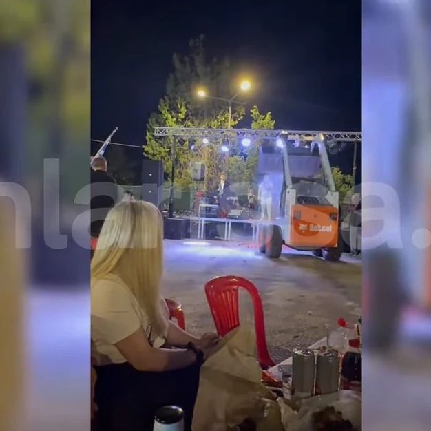 Γωγώ Τσαμπά: Της έριξαν λουλούδια με φορτωτή σε πανηγύρι - Δείτε βίντεο