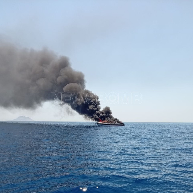 Η στιγμή που ταχύπλοο τυλίγεται στις φλόγες ανοιχτά της Βουλιαγμένης - Δείτε βίντεο