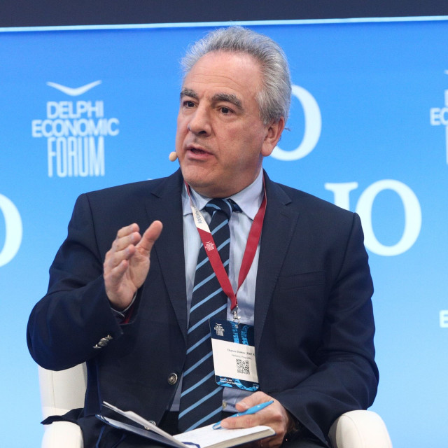 «Υβριδική επίθεση»: Τι λέει η κυβέρνηση για τη φάρσα Ρώσων στον Θάνο Ντόκο