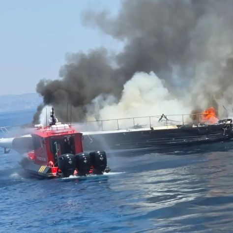 Βουλιαγμένη: Η στιγμή της βύθισης του ταχύπλοου - Διασώθηκαν οι τέσσερις επιβαίνοντες
