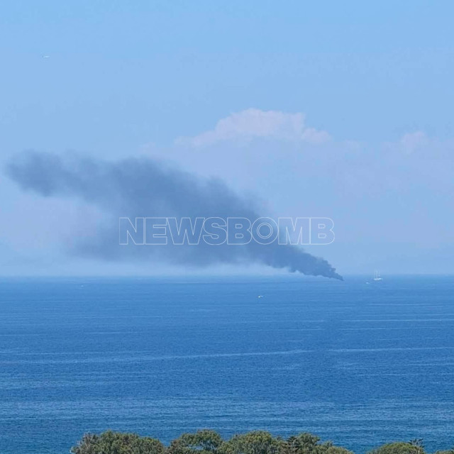 Φωτιά σε ταχύπλοο σκάφος στη Βουλιαγμένη