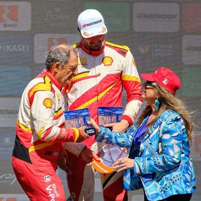 Απονομή του τροπαίου νικητών στο Rally Acropolis με το έργο της ζωγράφου Μίνας Παπαθεοδώρου-Βαλυράκη